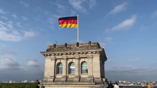 Флаг Фрг Размахивающий Голубым Небом Над Зданием Рейхстага Резиденцией Немецкого — стоковое видео
