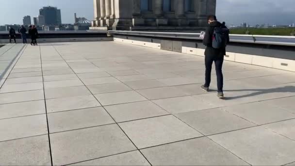 Német Szövetségi Köztársaság Lobogója Kék Égen Reichstag Épület Felett Német — Stock videók