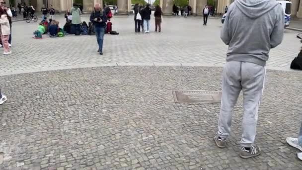 Turyści Spacerują Pariser Platz Pobliżu Bramy Brandenburskiej Berlinie Niemcy — Wideo stockowe