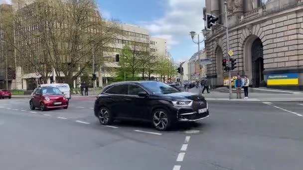 Verkeer Lipziger Strase Berlijn Duitsland — Stockvideo