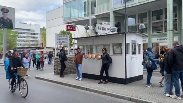 チェックポイント チャーリーの観光客は 冷戦中 ベルリンと西ベルリン間の最も訪問されたランドマークの1つです — ストック動画