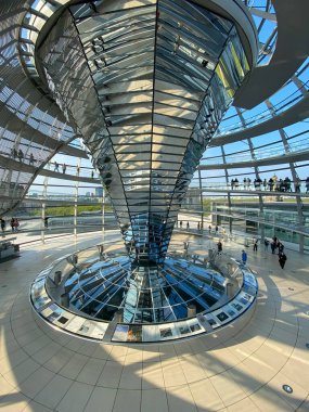 Berlin, Almanya 'daki ünlü Reichstag Kubbesi' nin iç manzarası. Almanya 'nın yeniden birleşmesini sembolize etmek için yapıldı. Berlin 'i çevreleyen 360 derecelik bir manzarası var.