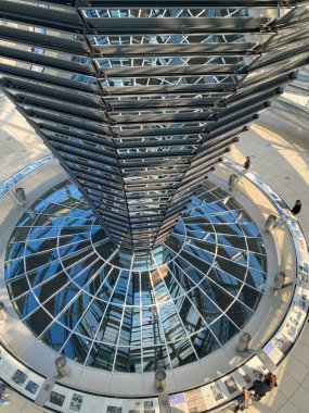 Berlin, Almanya 'daki ünlü Reichstag Kubbesi' nin iç manzarası. Almanya 'nın yeniden birleşmesini sembolize etmek için yapıldı. Berlin 'i çevreleyen 360 derecelik bir manzarası var.