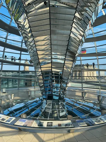 Внутренний Вид Знаменитого Купола Рейхстага Берлине Германия Построен Знак Воссоединения — стоковое фото