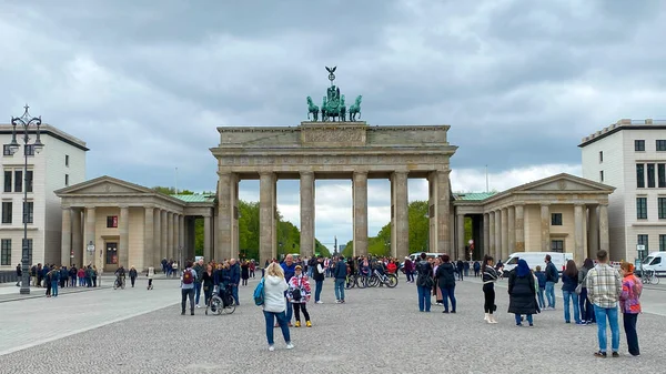 Germany Berlin Mitte Visitor Crowds Pariser Platz Brandenburg Gate Germany — Stock Photo, Image