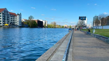 Berlin-Friedrichshain, Almanya 'daki Berlin Duvarı' nın Doğu Yakası Galerisi yakınlarındaki River Spree gezinti güvertesi.