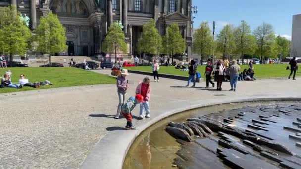 Děti Hrající Fontány Lidé Relaxující Lustgartenu Před Berlínskou Katedrálou Nebo — Stock video