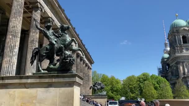 Die Löwenkämpferstatue Von Albert Wolff Alten Museum Und Menschen Die — Stockvideo