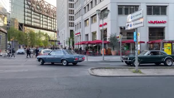 Vintage Auto Rijden Langs Straat Berlijn Duitsland — Stockvideo