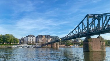 Eiserner Steg veya Iron Footbridge, Frankfurt 'un merkezini Sachsenhausen ilçesine bağlayan, Almanya' nın Frankfurt kentindeki Main Nehri 'ni kapsayan bir yaya köprüsü.