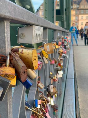 Frankfurt 'ta Eiserner Steg' de aşk kilitleri var.