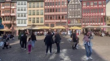 Frankfurt Eski Şehir ve Halk Turistleri Romerberg Meydanı Romerplatz, Almanya 'yı Ziyaret Ediyor.