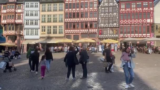 Франкфурт Майні Старе Місто Люди Туристи Прогулюються Відвідайте Площу Ромерберга — стокове відео