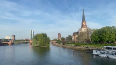 Frankfurt 'taki Dreikonigskirche ya da Three Kings Kilisesi ve Frankfurt, Almanya' daki ana nehirde kano ve tekne aktivitesi