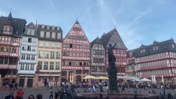 Frankfurt Old City People Tourrists Walk Visit Romerberg Square Romerplatz — стоковое видео