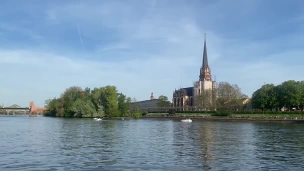 Dreikonigskirche Three Kings Church Frankfurt Eiserner Steg Bridge Banks River — Stock Video
