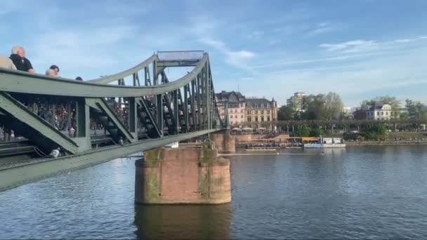 Eiserner Steg Iron Footbridge Actividad Kayak Canotaje Río Main Frankfurt — Vídeo de stock