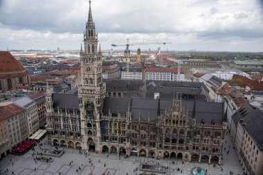 Münih, Almanya 'daki St. Peter Kilisesi' nin tepesinden Marienplatz manzarası
