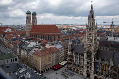 Münih, Almanya 'daki St. Peter Kilisesi' nin tepesinden Frauenkirche ve Marienplatz manzarası
