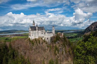 Dünyaca ünlü Neuschwanstein Şatosu 'nun güzel manzarası, Kral II. Ludwig için inşa edilen 19. yüzyıl Romanesk Diriliş Sarayı, Almanya' nın güneybatı Bavyera, Fussen yakınlarındaki manzaralı dağ manzarası