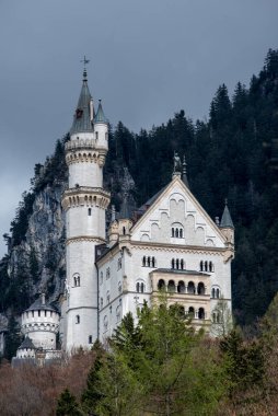 Dünyaca ünlü Neuschwanstein Şatosu 'nun güzel manzarası, Kral II. Ludwig için inşa edilen 19. yüzyıl Romanesk Diriliş Sarayı, Almanya' nın güneybatı Bavyera, Fussen yakınlarındaki manzaralı dağ manzarası