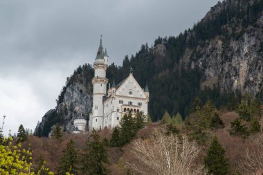 Dünyaca ünlü Neuschwanstein Şatosu 'nun güzel manzarası, Kral II. Ludwig için inşa edilen 19. yüzyıl Romanesk Diriliş Sarayı, Almanya' nın güneybatı Bavyera, Fussen yakınlarındaki manzaralı dağ manzarası