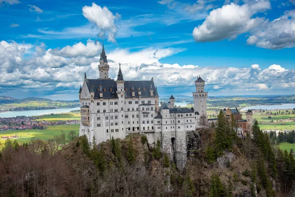 Dünyaca ünlü Neuschwanstein Şatosu 'nun güzel manzarası, Kral II. Ludwig için inşa edilen 19. yüzyıl Romanesk Diriliş Sarayı, Almanya' nın güneybatı Bavyera, Fussen yakınlarındaki manzaralı dağ manzarası