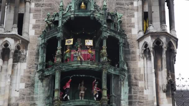 Het Rathaus Glockenspiel Een Grote Mechanische Klok Het Marienplatz Plein — Stockvideo