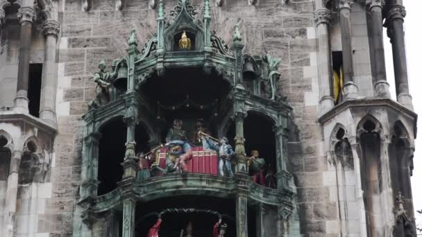 Het Rathaus Glockenspiel Een Grote Mechanische Klok Het Marienplatz Plein — Stockvideo
