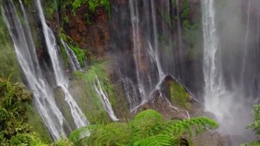 Coban Sewu olarak da bilinen Tumpak Sewu, Doğu Java, Endonezya 'da yer alan katmanlı bir şelale. Şelalenin ana kaynağı Semeru 'dan akan Glidik Nehri.
