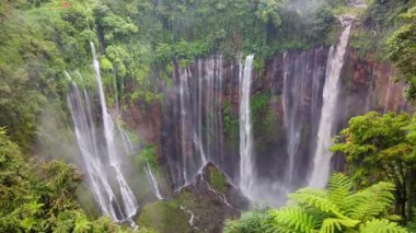 Endonezya 'nın Doğu Java kentinde yer alan katmanlı bir şelale olan Coban Sewu olarak da bilinir. Şelalenin ana kaynağı Semeru 'dan akan Glidik Nehri.