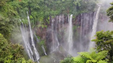 Tumpak Sewu, Doğu Java, Endonezya 'da yer alan katmanlı bir şelale. Şelalenin ana kaynağı Semeru 'dan akan Glidik Nehri.