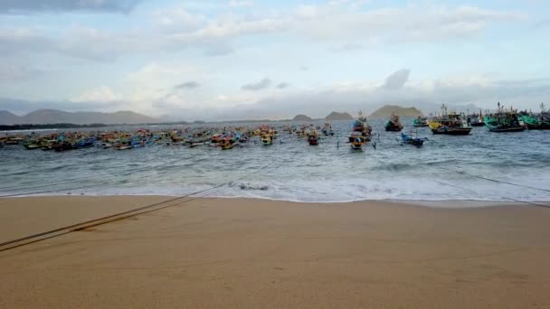 Cientos Barcos Pesca Playa Papuma Una Playa Arena Blanca Java — Vídeo de stock