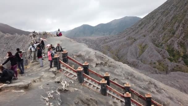 Visitantes Borda Caldeira Monte Bromo Java Oriental Indonésia Também São — Vídeo de Stock