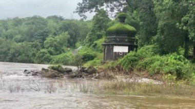 Konkan 'daki Sangameshwar tapınağının yakınındaki nehir suları, Maharashtra muson mevsimi boyunca kabarır.