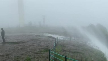 Hindistan, Maharashtra, Konkan yakınlarındaki Patan Platosu 'nda şiddetli yağış sırasında ters şelale gözlemlendi.