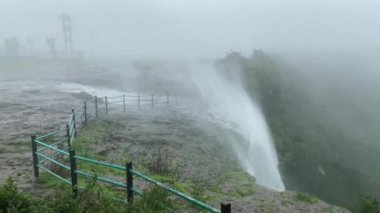 Hindistan, Maharashtra, Konkan yakınlarındaki Patan Platosu 'nda şiddetli yağış sırasında ters şelale gözlemlendi.