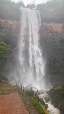 Savatsada Şelalesi, Maharashtra 'nın Ratnagiri bölgesinde Chiplun yakınlarında yer alan popüler bir turistik merkezdir. Şelale özellikle muson mevsiminde meşhurdur.