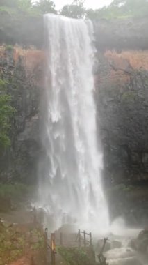 Savatsada Şelalesi, Maharashtra 'nın Ratnagiri bölgesinde Chiplun yakınlarında yer alan popüler bir turistik merkezdir. Şelale özellikle muson mevsiminde meşhurdur.