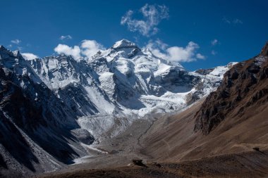 Adi Kailash, Shiva Kailash, Chota Kailash, Baba Kailash veya Jonglingkong Peak olarak da bilinir.