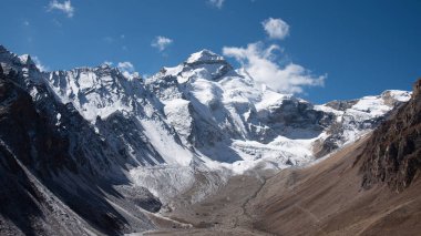 Adi Kailash, Shiva Kailash, Chota Kailash, Baba Kailash veya Jonglingkong Peak olarak da bilinir.