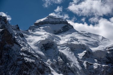 Adi Kailash, Shiva Kailash, Chota Kailash, Baba Kailash veya Jonglingkong Peak olarak da bilinir.
