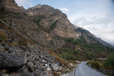 Uttarakhand, Hindistan 'daki Adi Kailash' a giden engebeli Himalaya dağları boyunca güzel bir yol.