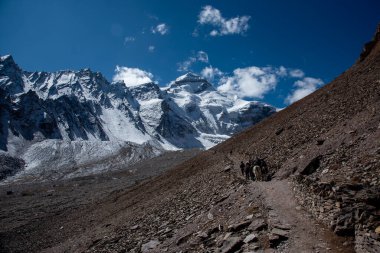 Panch Kailash grubunun en önemli ikinci zirvesi olan Adi Kailash 'ın eteklerindeki Gauri Kund' a doğru seyahat eden hacılar.