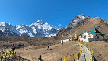 Shiv Parvati Tapınağı, Parvati Sarovar 'ın yanında yer alır, Lord Shiva' ya adanmıştır ve Adi Kailash 'ı ziyaret eden hacılar için önemli bir ibadethanedir..