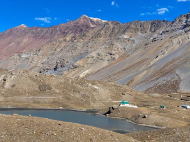 Shiv Parvati Tapınağı, Parvati Sarovar 'ın yanında yer alır, Lord Shiva' ya adanmıştır ve Adi Kailash 'ı ziyaret eden hacılar için önemli bir ibadethanedir..