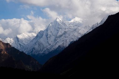 Sabah güneşi, Hindistan 'ın Uttarakhand kentindeki Nabhi köyü yakınlarındaki Himalayalar' daki dağların üzerinde parlıyordu.