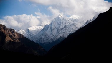 Sabah güneşi, Hindistan 'ın Uttarakhand kentindeki Nabhi köyü yakınlarındaki Himalayalar' daki dağların üzerinde parlıyordu.