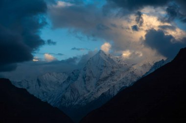 Sabah güneşi, Hindistan 'ın Uttarakhand kentindeki Nabhi köyü yakınlarındaki Himalayalar' daki dağların üzerinde parlıyordu.
