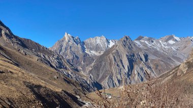Uttarakhand 'da yılan şeklinde bir dağ olan Sheshnag Parvat, Gunji ve Nabidhang arasındaki Adi Kailash rotasında yer almaktadır.
